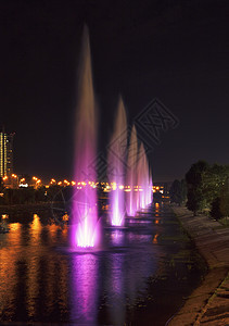 在基辅夜里频道的美丽 明亮和高温喷泉溪流灯笼城市景观夜景地标运输旅行旅游反射图片