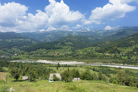 黑山山区山谷的美丽景色山脉村庄生态环境农村岩石森林植被冒险溪流图片