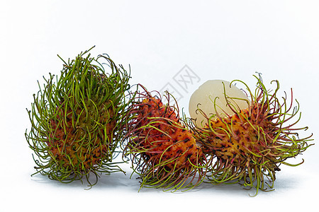 新鲜的拉布丹孤立带绿叶 白底竹篮子中新鲜的拉姆布坦甜点皮肤植物饮食热带市场头发种子季节食物图片