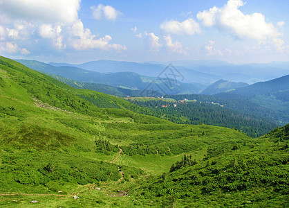 喀尔巴阡山脉的夏季明日 山边充满阳光图片