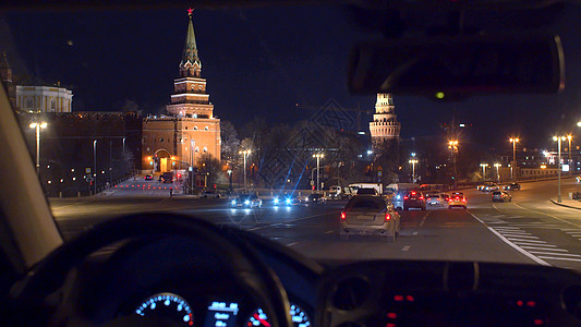 莫斯科克里姆林宫晚上穿过挡风玻璃运输地标背景城市车辆街道交通汽车司机观点图片