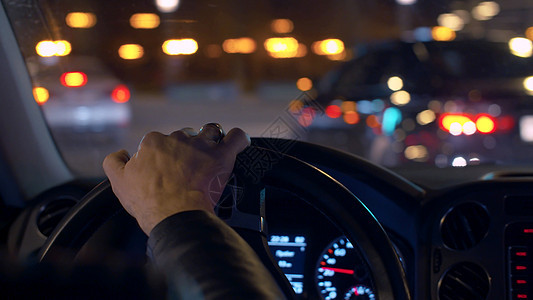 男人的手在方向盘上 夜间驾驶速度民众城市视角沥青旅行看法成人汽车背景图片