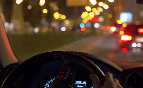 城市中模糊的交通灯驾驶沥青车辆视角旅行安慰控制板观点运输背景图片