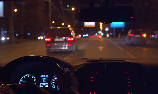 夜间驾驶POV 车牌灯亮起来图片