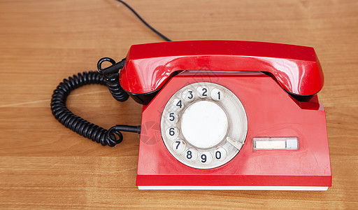 桌上的红色回转电话讲话听筒拨号白色办公室电缆旋转商业服务乡愁图片