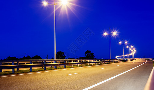 夜间新高速公路蓝色运输天空灯光建造标记速度街道建筑学路线图片