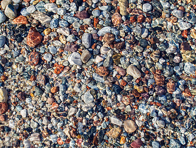 水下五彩缤纷的小石头反射灰色卵石摄影海滩碎石蓝色液体团体矿物图片