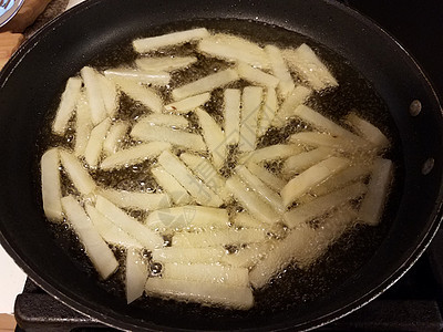 炸锅热油中的薯条薯条煎锅小吃平底锅油炸烹饪气泡土豆午餐火炉图片