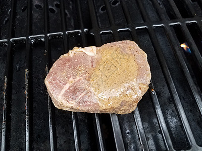 烤烤肉烧烤加酱汁的烤烤面包棒上生牛肉牛排酒吧美味牛扒烹饪牛肉午餐炙烤食物烧烤图片