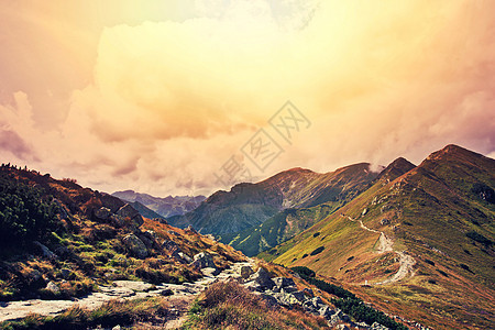 幻想和彩色自然的山地景观天空环境植物旅行森林月亮小路公园石头橙子图片