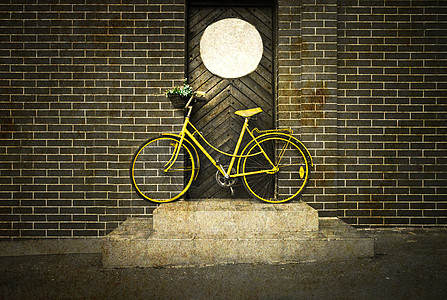 古老的旧黄色自行车在街上图片