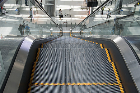 火车站的电梯楼梯电子建筑学石头水泥机械地面扶手灰色人行道脚步图片