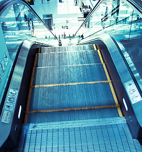 火车站的电梯楼梯栏杆机械运动水平扶手电子运输人行道金属脚步图片