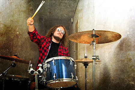 鼓声的概念形象 摇滚鼓手和他的鼓组居住力量金属粮食鸡腿男人音乐蓝调蓝色韵律图片