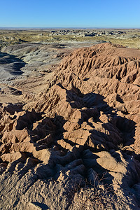 侵蚀性多色粘土的表面景观 全景顶峰矿物矿化风景彩色化石石头公园树干树木图片