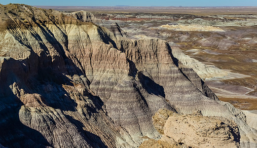 阳光明媚的沙漠 各种沉积岩层爬坡公园岩石石化林沉淀土壤悬崖砂岩彩绘地形图片