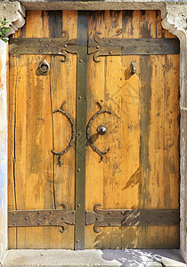 古董木制门 有伪造的手柄 刺刀和树枝图片