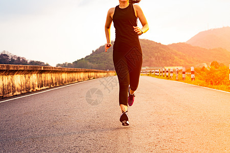 体育女运动员在路上奔跑 日落时的健身妇女培训挑战训练女性旅行女孩成人运动鞋跑步女士运动图片