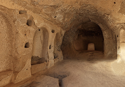 卡帕多细亚山谷旧砂岩洞穴中古代祈祷室遗址的景观图片