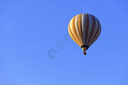在蓝色天空中飞着美丽的气球 近距离接近冒险娱乐竞赛天线嘉年华飞行旅行航班飞艇节日图片