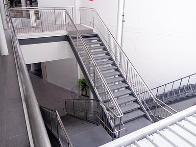 紧急出口 内地现代建筑的楼梯和现代化大楼酒店金属地面情况白色窗户商业楼梯间梯子入口图片