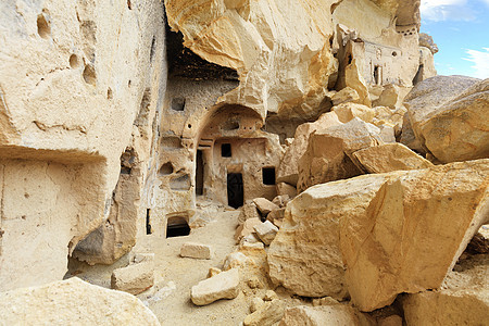 隐藏在巨石之间 卡帕多细亚山谷古老石窟寺的入口图片