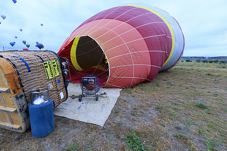 用汽油扇和煤气燃烧器充气气气球的过程倾斜冒险运动商业扇子火焰柳条空气汽油设施图片