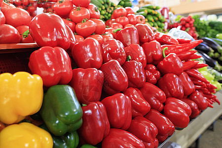 多色甜辣椒 西红柿 黄瓜 茄子和在市场上销售的其他蔬菜背景图片