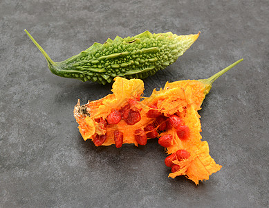 绿色苦果和超熟橙子水果 分裂图片