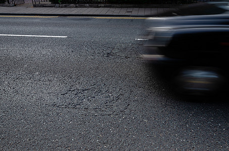 与汽车一起在路面上破旧不堪的道路图片