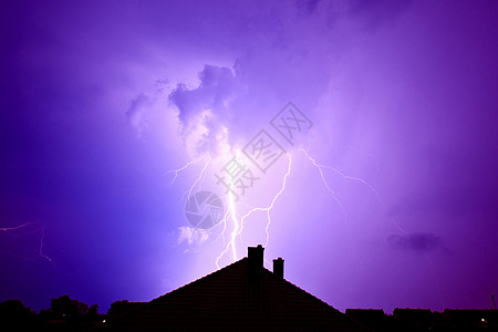 闪电击中了房子气候耀斑收费螺栓雷雨戏剧性蓝色风暴活力力量图片