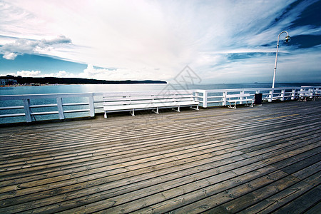 波兰索波特木码头的白凳子图片