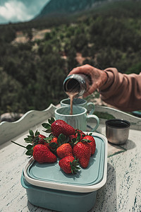 近距离的野餐 美味新鲜草莓和咖啡图片