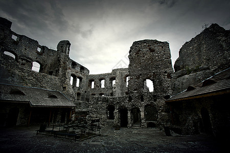古老中世纪城堡的废墟堡垒遗迹防御历史性吸引力地标旅行衰变遗弃建造图片