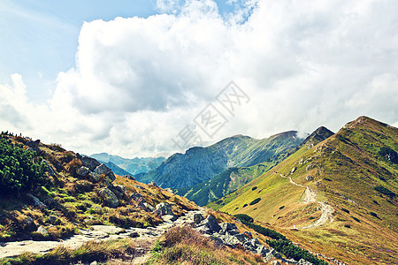 秋天在山上国家天空草地环境岩石爬坡蓝色公园橙子荒野图片