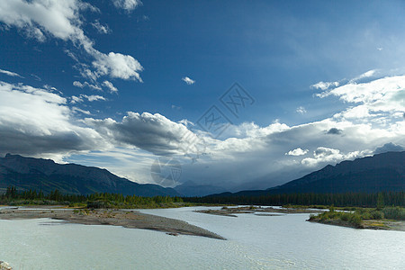 阿塔巴斯卡河 加拿大洛基山脉 艾伯塔风景溪流公园荒野旅游天空树木绿色国家蓝色图片