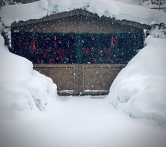 被装饰的房子在雪天下满是积雪图片