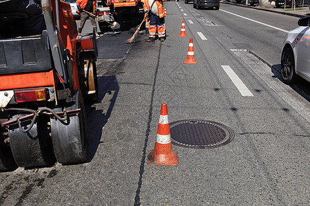 橙色路锥 包括工作人员以及从车道上运来的公路设备施工修路道路团体沥青滚动建筑构造街道滚筒图片