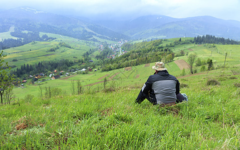 旅行者对喀尔巴阡山脉和山谷村庄景色的景象所持的看法被迷雾笼罩图片
