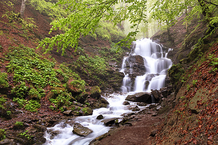 在乌克兰喀尔巴阡山森林的一座山河上 美丽而美丽的瀑布图片