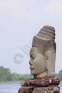 吴哥瓦(Angkor Thom)南门的Deva石雕像图片