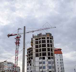建造多层住宅楼 一个建筑工地的塔起重机等建筑物天空蓝色框架商业机器脚手架工作多层房子工程图片