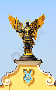 在基辅的迈丹广场上 向圣迈克尔纪念碑致敬 对抗蓝天图片
