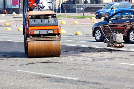 小型道路设备 一条振动路的滚轮和修车道的拉面工程图片