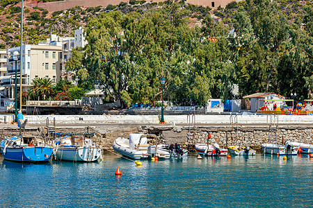 希腊Loutraki湾的图片展 在爱奥尼亚海的清澈水域有老式渔轮 渔船和船只停泊图片