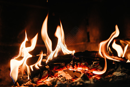 在石炉壁炉中燃烧燃烧的烈火木头石头火炉火焰发泄烧伤营火橙子骨灰图片