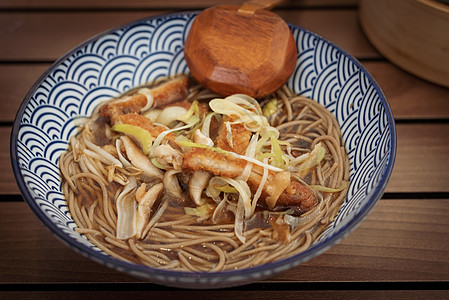 一大堆泰国菜和开胃菜 美极了 配有花哨的装饰品烹饪营养美食豆腐面条草药美味冰镇香菜油炸图片