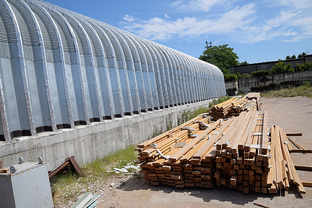 木板被建造成存放在施工现场 建筑用板木材产品贮存工地承包商货架木工职业生产锯断图片