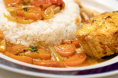 带饭和蔬菜的鲑鱼美食生物蒸汽炙烤桌子盘子鳕鱼烧烤牛扒食物图片