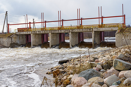 水力结构 一个大坝 河流流经该水坝活力力量水闸释放涡轮洪水流动技术发电机建筑学图片